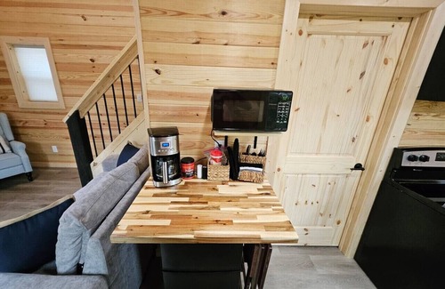 Lampe House | New! Pine Ridge Tiny Cabin with Private Hot tub!