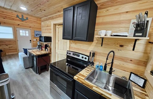 Lampe House | New! Pine Ridge Tiny Cabin with Private Hot tub!