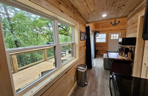 Lampe House | New! Pine Ridge Tiny Cabin with Private Hot tub!