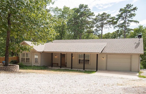Rogers Cottage | NEW! Pinewood Hollow—2 BDR retreat just minutes from Beaver Lake and Rogers