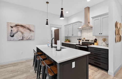 Lawrence House | NEW! Plush & Roomy - Perfect for All Ages near KU & KC
