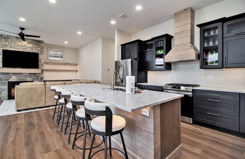 Ludington House | New pool and spa for 2026! Relax & Unwind, Sleeps 18