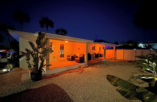 Mid Island House | 🌴New Pool-Close to Beach-Modern Furnishings-2BR Coconut Villa B🥥