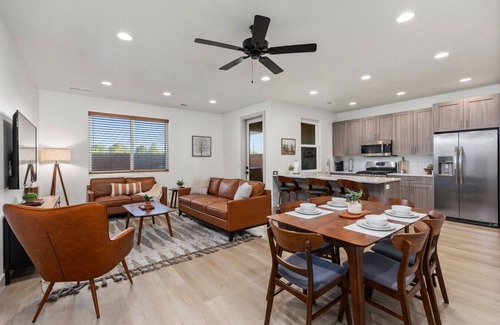 Santa Clara House | New- Pool, Hot Tub, Nintendo Switch, Pool, Pickleball and Ping Pong Fun