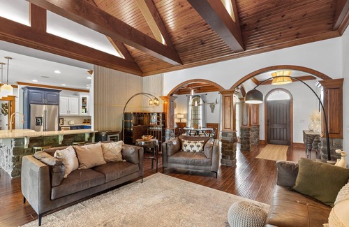 Mount Juliet House | !NEW! Pool, Pizza Oven, Movie Screen