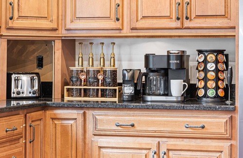 Candler House | NEW! Pool Retreat| Pickleball| Multisport Simulator| Theater| Golf – Sleeps 22