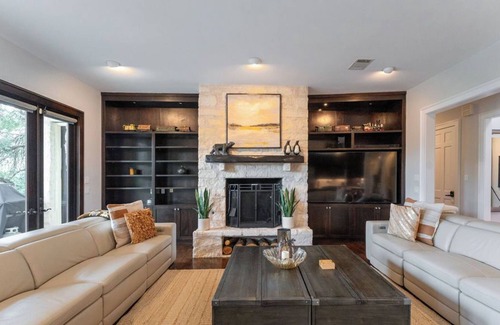 Hudson Bend House | *NEW* - Pool | Sleeps 16 - WalkerVR Walking on Sunshine!