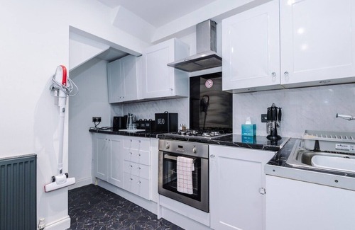 Manchester House | NEW! Pool Table, Sleeps 6, Stylish Home, Driveway