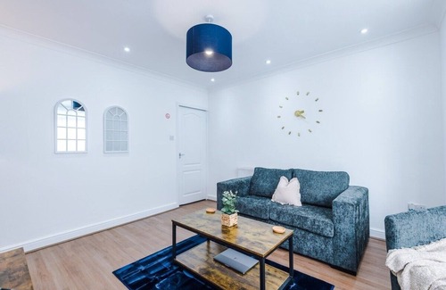 Manchester House | NEW! Pool Table, Sleeps 6, Stylish Home, Driveway