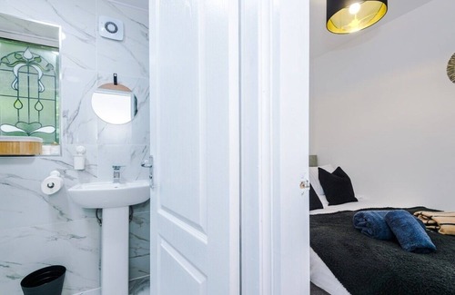 Manchester House | NEW! Pool Table, Sleeps 6, Stylish Home, Driveway