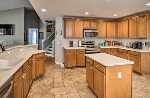 Pooler House | NEW! Pooler Escape w/ Screened-In Deck, Fireplace!