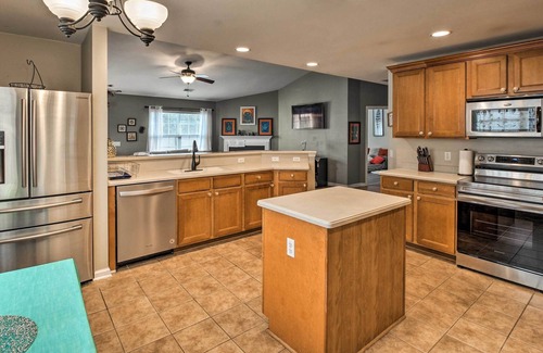 Pooler House | NEW! Pooler Escape w/ Screened-In Deck, Fireplace!