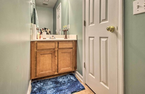 Pooler House | NEW! Pooler Escape w/ Screened-In Deck, Fireplace!