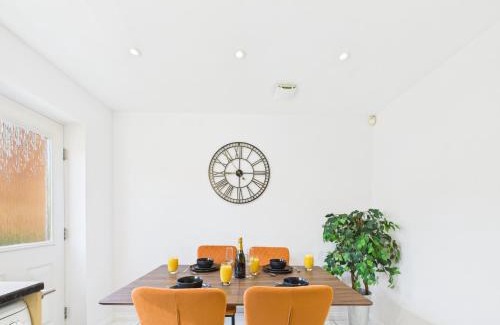 Cheltenham House | NEW Prestbury Place by Signature Stays - 5 Bedroom House Near Cheltenham Racecourse