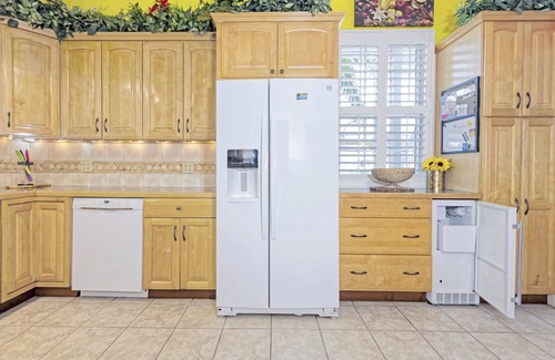 Uptown - Upper Duval House | NEW PRICING: DRIVE TO YOUR GETAWAY - BIG Pool, Steps to Beach & Free Parking