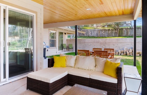 St. Edwards House | NEW! Private Backyard ~ 3 Mins to DT ~ Steps to SoCo ~ Grill, Coffee, Outdoor TV