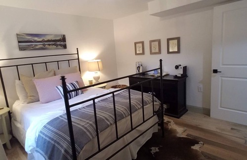 Winstead Park Bed & Breakfast | New, Private Entry Basement Suite, 5 to Downtown, Child Friendly