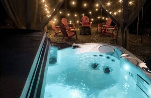 Union Furnace Cabin | NEW! Private Hilltop Hocking Hills Cabin, Sleeps 14, Hot tub, Firepit