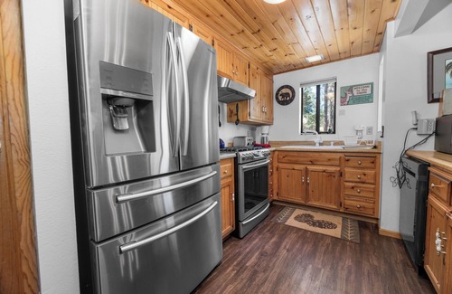 Fawnskin Cabin | NEW private HOT TUB! VIEWS! Walk to Marina! Close to Lake & Slopes