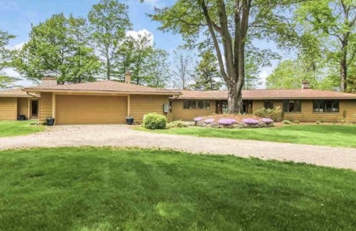 Lake Leelanau House | NEW Private Lake Michigan beach house on Good Harbor Bay, minutes from Leland!
