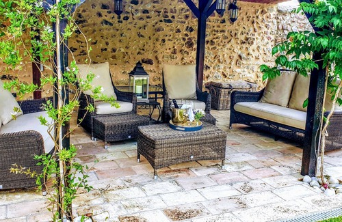 La Bastide-d'Engras House | NEW! Provence charm, near Uzès, beautiful gardens and pool, 18th C Mas, A/C