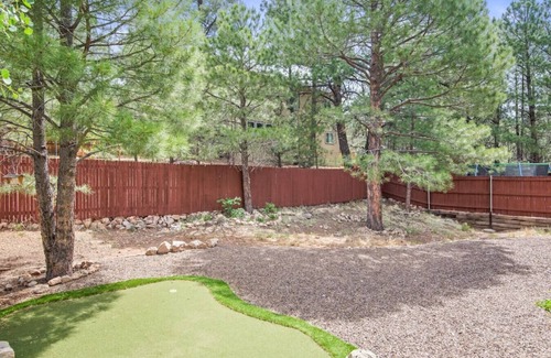 Ponderosa Trails House | *NEW!*Putting Green* *A/C* Blue Sky Getaway!