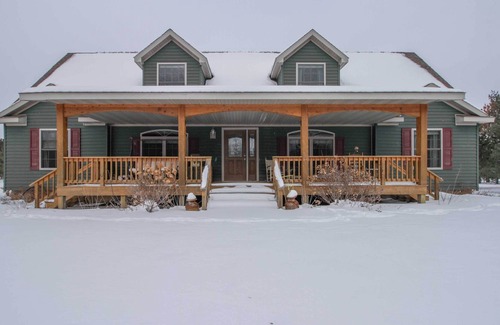 Hackensack House | NEW! Quaint Farmhouse w/ Deck, Fire Pit & Grill!