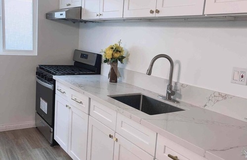 North of Wilshire Apartment | New Quiet Renovated 2BD/1BA