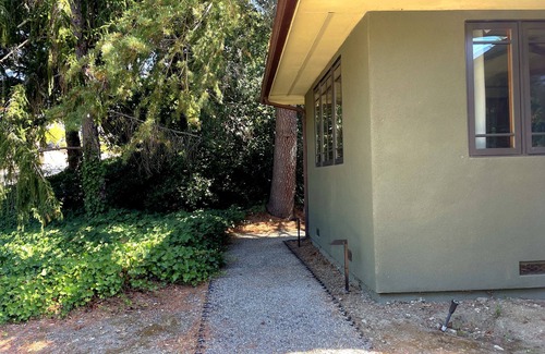 Ladera Apartment | New! Quiet Studio. Private Entrance. Parking. WiFi. Laundry. Near Stanford.