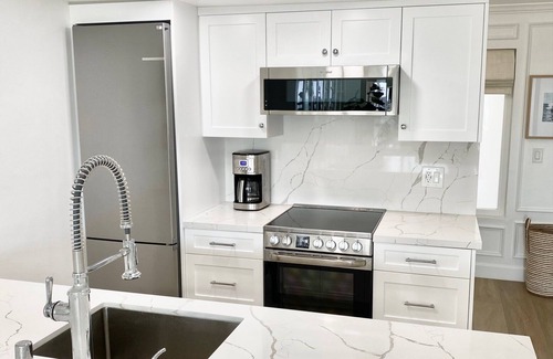 South Redondo Condo | New! Redondo Beach Remodel, Ocean Views ~ Walk 1 block to Beach & Pier