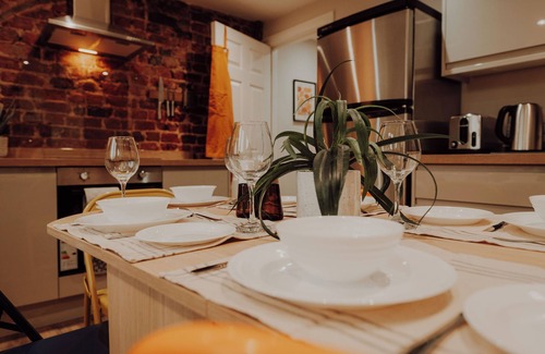 Retford House | New Refurbed. Home from Home. near Train station for Families and Contractors