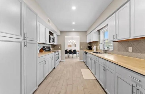 Bay Crest Park House | -NEW- Relaxing & Fun Escape in Perfect Location w/Firepit, Mini Golf, & Pool