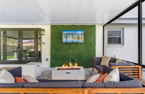 Bay Crest Park House | -NEW- Relaxing & Fun Escape in Perfect Location w/Firepit, Mini Golf, & Pool