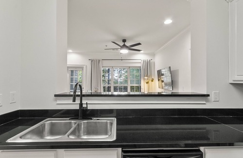 Tuscaloosa Condo | NEW Remodel Maxwell Place at Houndstooth Walk to Stadium with Pool & Gym Access