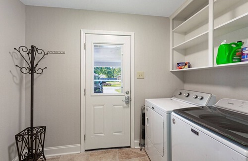 South Baton Rouge House | New Remodel Modern Decor 2 Minutes to Restaurants Mall of LA Target I-10 TopGolf