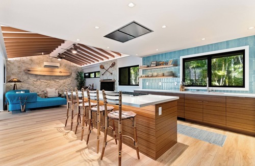 Kailua House | NEW REMODEL STEPS TO SAND, AC, HEATED POOL, MINIMUM STAY 7 NIGHTS, CONTACT OWNER