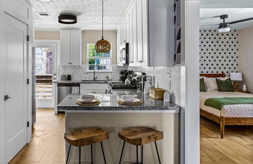 South Central Houston House | NEW- Remodeled/Chic/Downtown/MedCenter/Conference