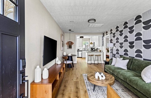 South Central Houston House | NEW- Remodeled/Chic/Downtown/MedCenter/Conference