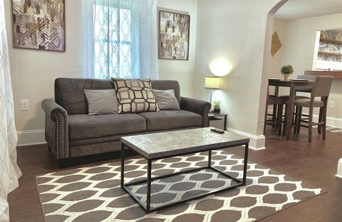 Enderly Park Apartment | NEW Remodeled duplex /6 mins from Airport, Downtown CLT & great food!