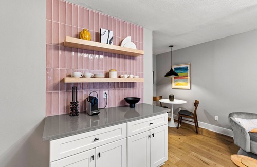 Washington Ave./ Memorial Park House | NEW Remodeled Heights Luxury/High End/King Bed/Walk to Trail/Sleeps 4