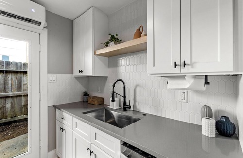 Washington Ave./ Memorial Park House | NEW Remodeled Heights Luxury/High End/King Bed/Walk to Trail/Sleeps 4