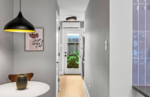 Washington Ave./ Memorial Park House | NEW Remodeled Heights Luxury/High End/King Bed/Walk to Trail/Sleeps 4