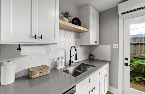Washington Ave./ Memorial Park House | NEW Remodeled Heights Luxury/High End/King Bed/Walk to Trail/Sleeps 4