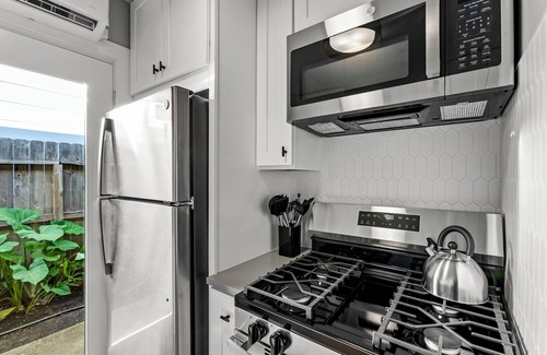 Washington Ave./ Memorial Park House | NEW Remodeled Heights Luxury/High End/King Bed/Walk to Trail/Sleeps 4