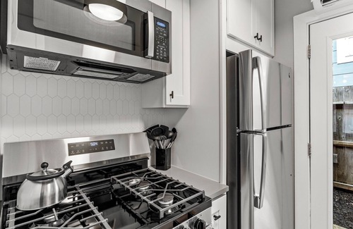 Washington Ave./ Memorial Park House | NEW Remodeled Heights Luxury/High End/King Bed/Walk to Trail/Nespresso