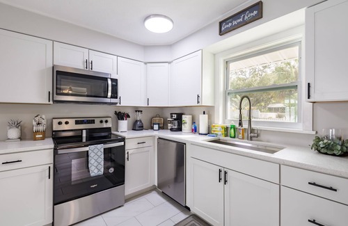North Trail House | NEW Remodeled Pool Home w/Mini Golf By Downtown