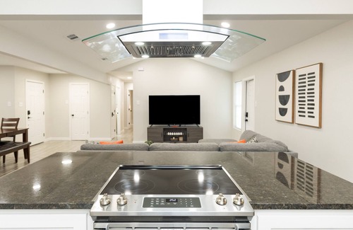 South Side House | 🌴🏠🌴New Remodeled Spacious 4Bedrooms+Office King Suite 5Tvs Games Garage Parking