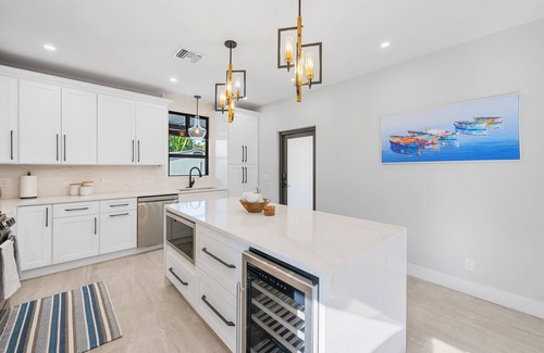 Sunshine Park House | NEW Reno! Sleeps 14 + Heated Pool + 5 min to downtown!
