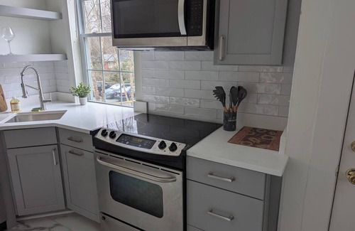 Durham Apartment | NEW! Renovated 2Br/1Ba Convenient to 9th St, NCSSM