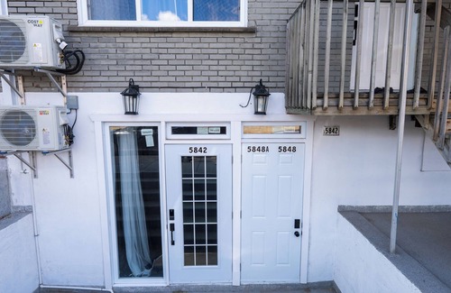 Cote-Des-Neiges—Notre-Dame-De-Grace Condo | New Renovated Studio with Queen Bed + Sofa Bed